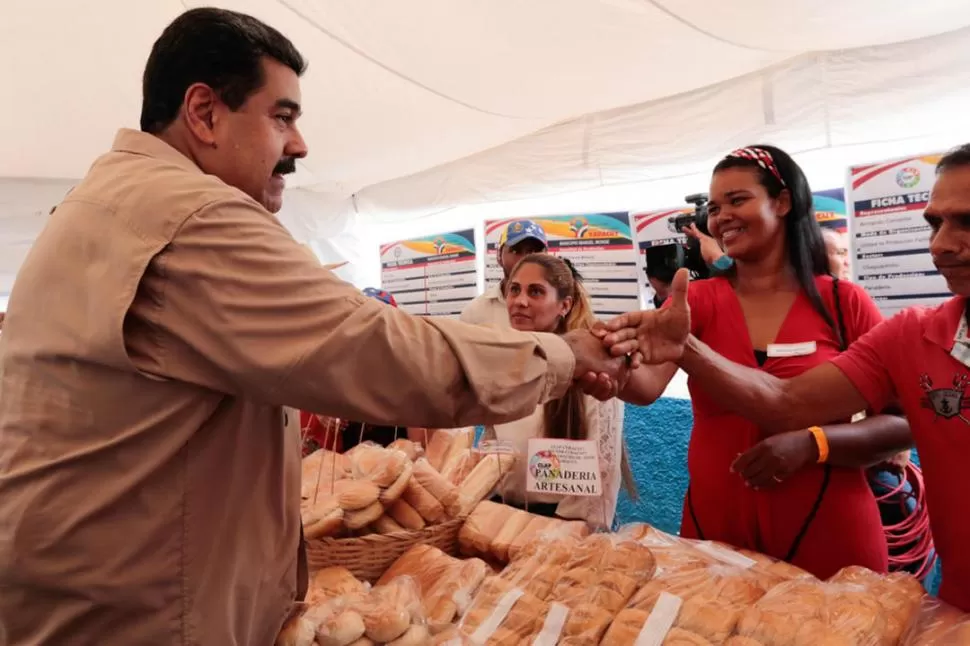 PAN SURTIDO. Días pasados, Maduro salió a visitar algunas panaderías de Caracas y saludó a los trabajadores. Prensa Presidencial / Feliciano Sequera