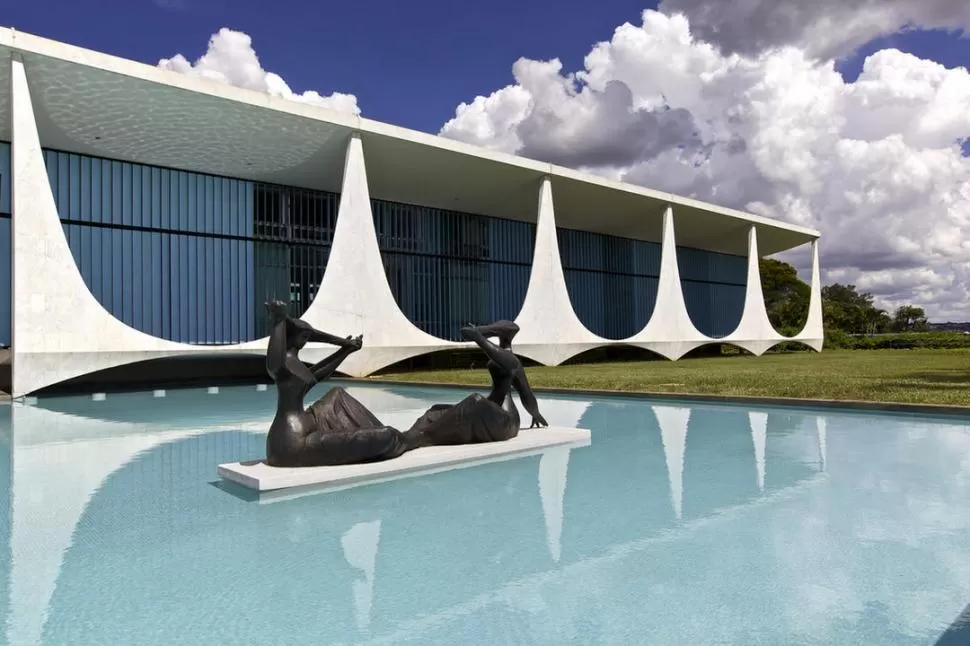 MUY MODERNO. El famoso arquitecto Oscar Niemeyer construyó el edificio. unieducar.org.br