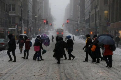 New York se paralizó por la nieve, la lluvia y los vientos
