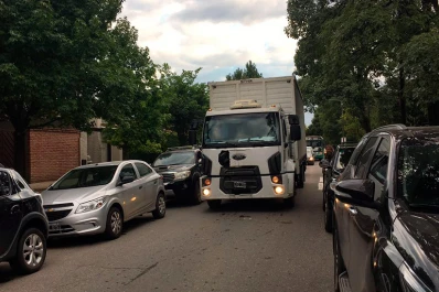 Colectivos y camiones desviados de la avenida Aconquija causan caos frente a un colegio