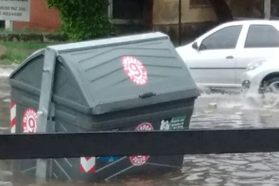 Video: a causa del aguacero, el agua se llevó un contenedor de basura
