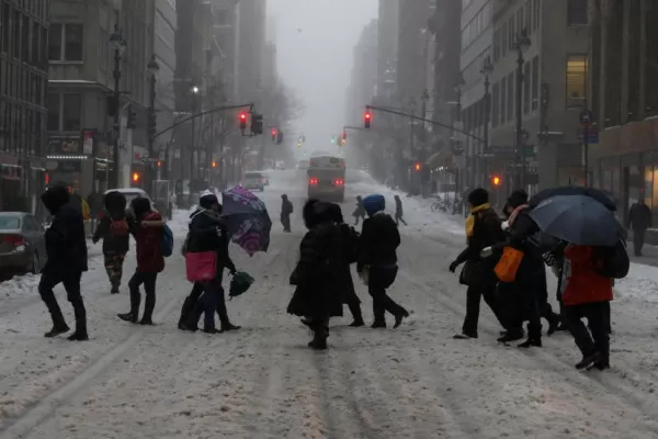 New York se paralizó por la nieve, la lluvia y los vientos