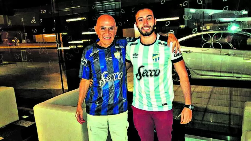 LOS ESPER. Ramón y su nieto Facundo, felices en Montevideo.  