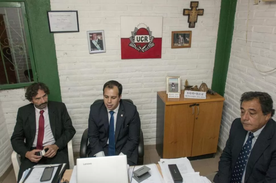 AUTORIDADES. Zelaya (al centro), junto a los vicepresidentes Lucas Cerúsico (izquierda) y Aguirre (derecha). la gaceta / foto de diego aráoz