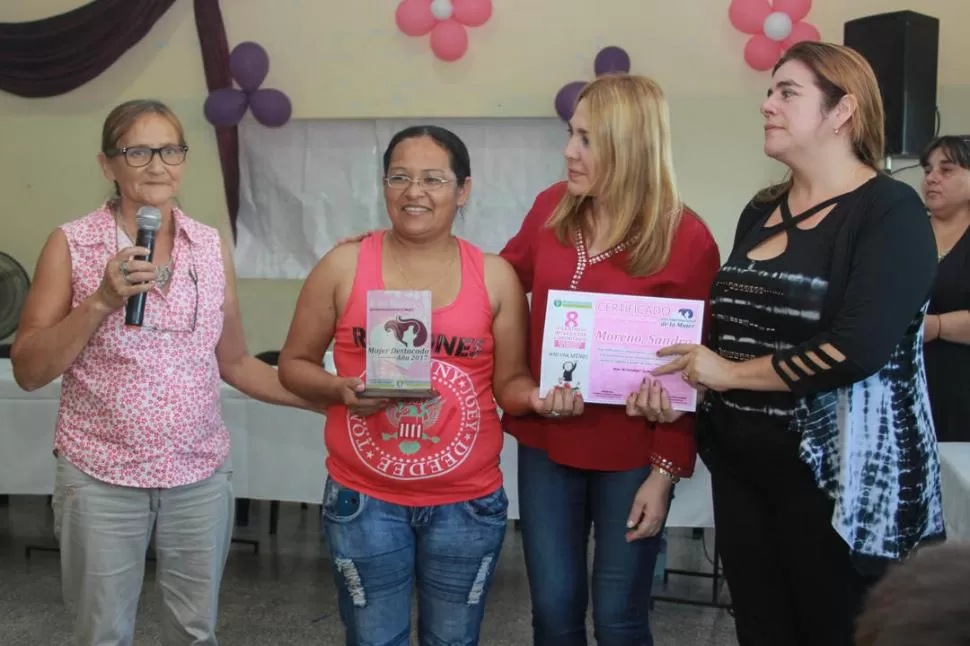 DISTINCIÓN. Ávila y Amaya (a la derecha) saludan a Sandra Moreno. Prensa Municipalidad de San Miguel de Tucumán.-
