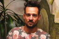 Una vez más y van... Chano chocó mientras intentaba estacionar su auto