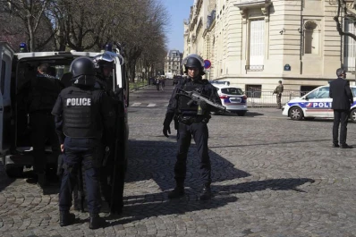 Un herido por la explosión de una carta-bomba en la sede del FMI en París