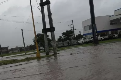 Las fotos de la tormenta que anegó calles y provocó trastornos en el tránsito