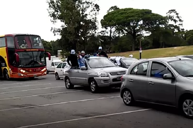 Video: la previa de los hinchas de Atlético comenzó a 20 kilómetros del Campeón del Siglo