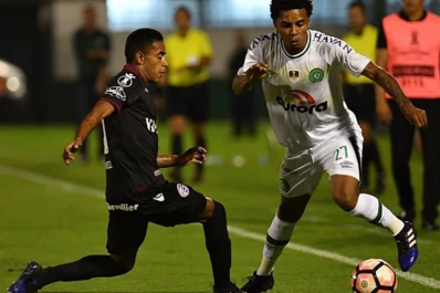 Lanús se lo dio vuelta a Chapecoense y ganó en Brasil