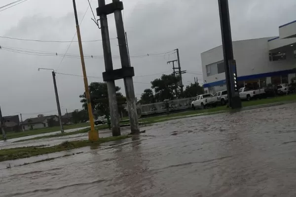 Las fotos de la tormenta que anegó calles y provocó trastornos en el tránsito