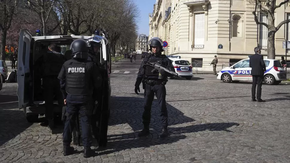 ALERTA. La Policía toma posiciones frente a la sede del FMI en París. FOTO TOMADA DE LAVANGUARDIA.COM