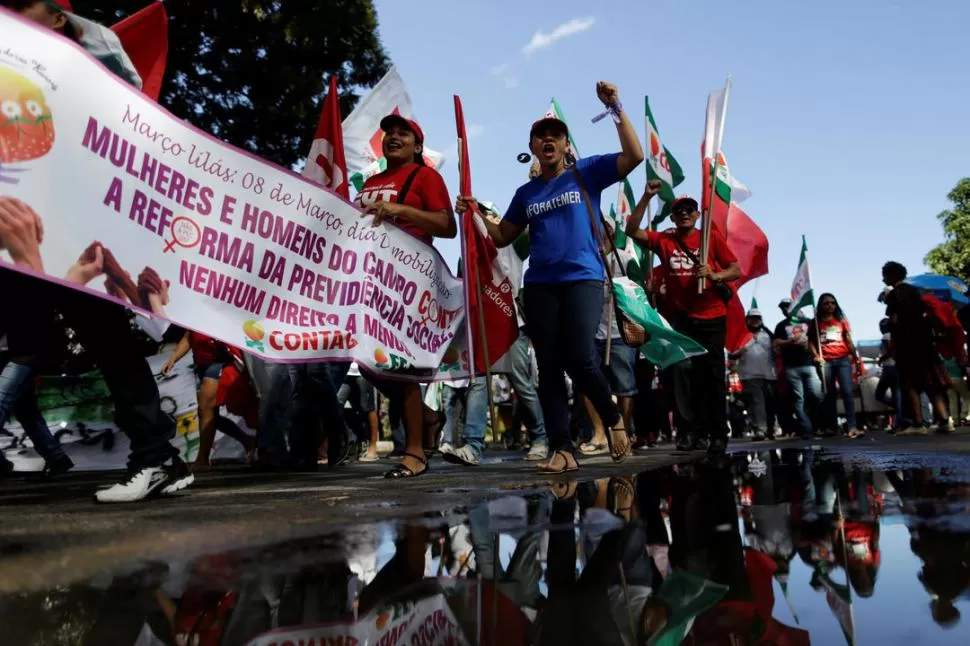 RECHAZO. Distintos sectores se manifestaron ayer en varias ciudades brasileñas para resistir el proyecto de modificación del régimen de asistencia social. reuters