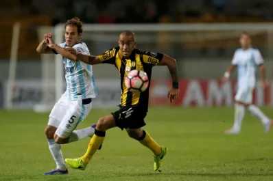 Atlético tuvo dos minutos fatales y cayó ante Peñarol