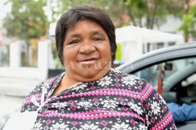 La mujer que pedía limosna frente al parque está muy grave: le amputaron las piernas