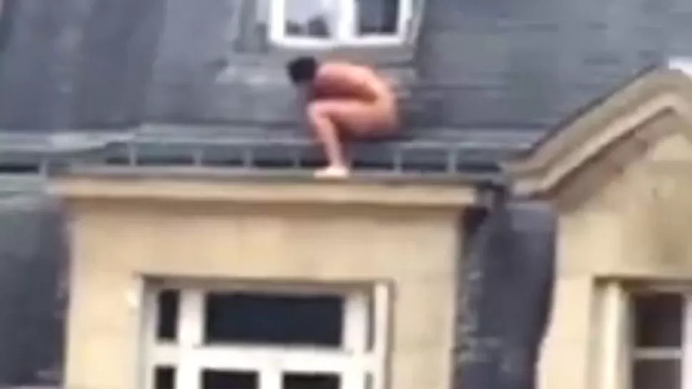INFRAGANTI. El hombre, desnudo en el tejado. CAPTURA DE VIDEO