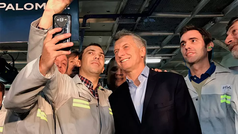 EN LA FÁBRICA. Macri se acercó a los trabajadores y se tomó algunas fotos junto a ellos. DYN