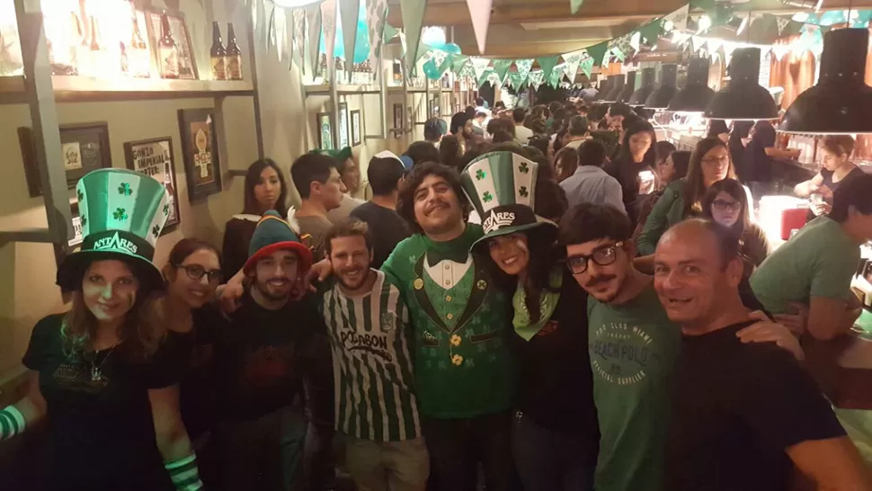 SAN PATRICIO EN EL CENTRO. Un grupo de amigos festeja en el bar cervecero de Muñecas y Marcos Paz. LA GACETA/ MATÍAS QUINTANA.