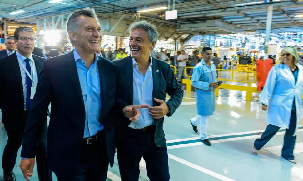 RECORRIDA. Mauricio Macri inauguró ayer la remodelación de una planta de la empresa automotriz PSA Peugeot, en la localidad de El Palomar. dyn