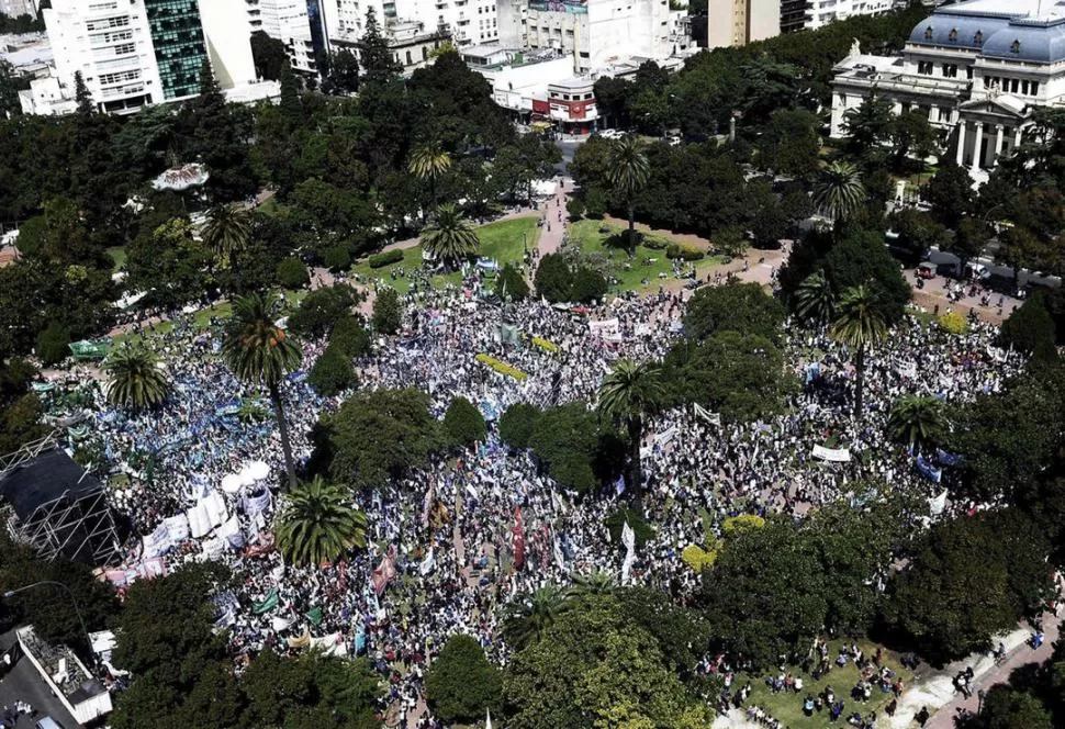 IMPACTANTE. La plaza San Martín de La Plata, frente a la Casa de Gobierno bonaerense, fue copada durante la tarde de ayer por una multitud. dyn 