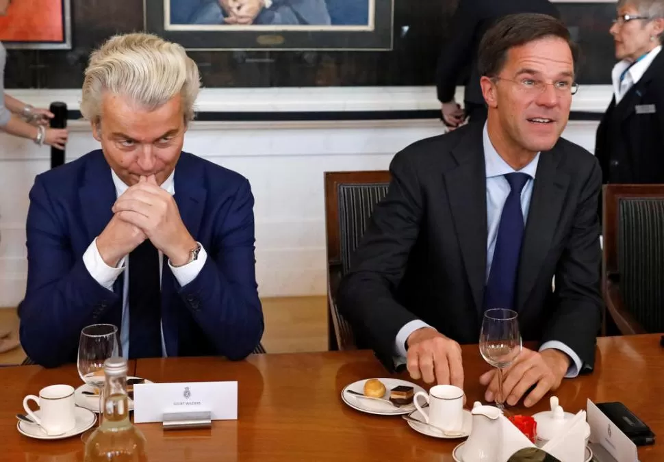 TODOS A TRABAJAR. Wilders (izquierda) y Rutte participaron ayer de una reunión en el Parlamento holandés, después de las elecciones generales. reuters