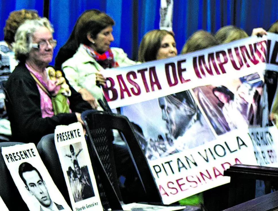 EN LA SALA. Carteles se exhibieron durante la declaración de Fermín Núñez. la gaceta / FOTO DE JORGE OLMOS SGROSSO