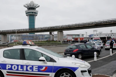 Tensión en el aeropuerto París-Orly: matan a un hombre después de robarle el arma a un militar