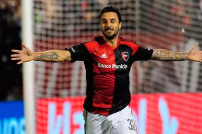 Con un triplete de Scocco, Newell's goleó a Vélez