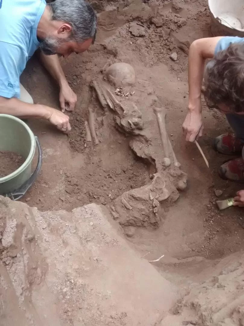 EN PLENA TAREA. Los arqueólogos descubren los restos óseos precolombinos.  Dirección de Patrimonio / Ente de Cultura.-
