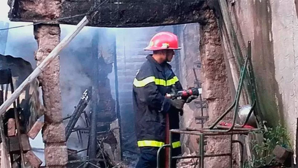 HORROR. Luego de darle una paliza a la mujer, ladrones incendiaron su casa. FOTO TOMADA DE JUJUYNOTICIAS.COM