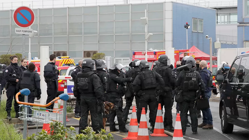 ALERTA. Una importante cantidad de policías se movilizaron por el episodio ocurrido en Orly. REUTERS