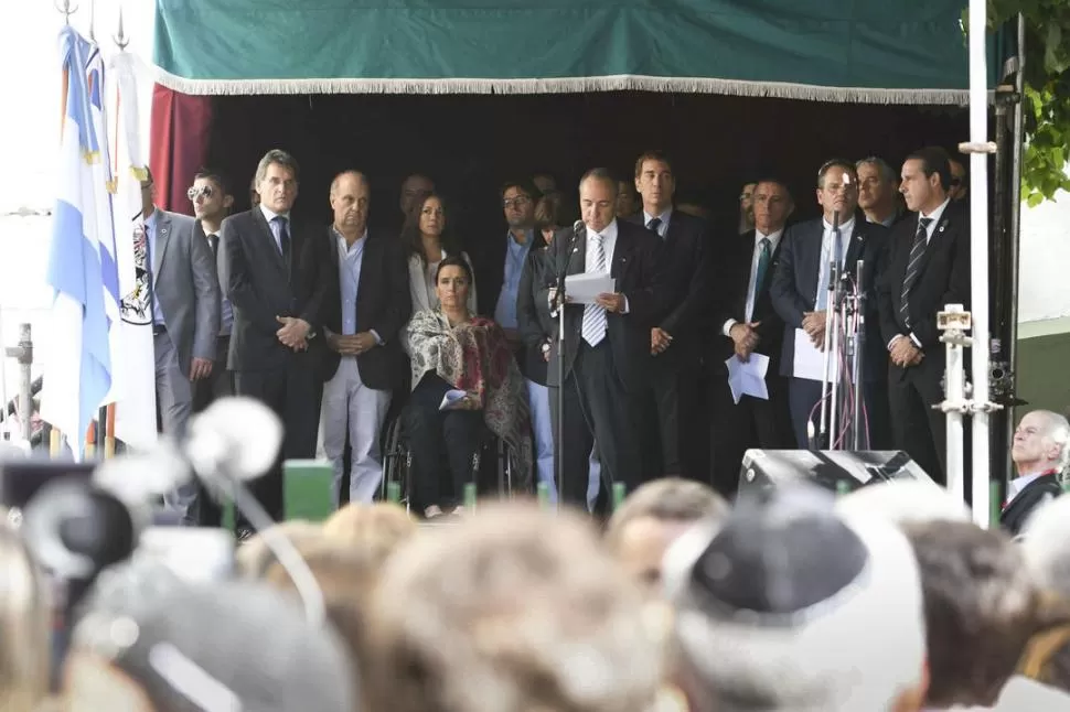 ACTO VESPERTINO. Michetti escucha uno de los discursos desde el escenario, acompañada por funcionarios y representantes de la comunidad judía. telam