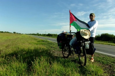 En su bici recorre el país y siembra el debate político