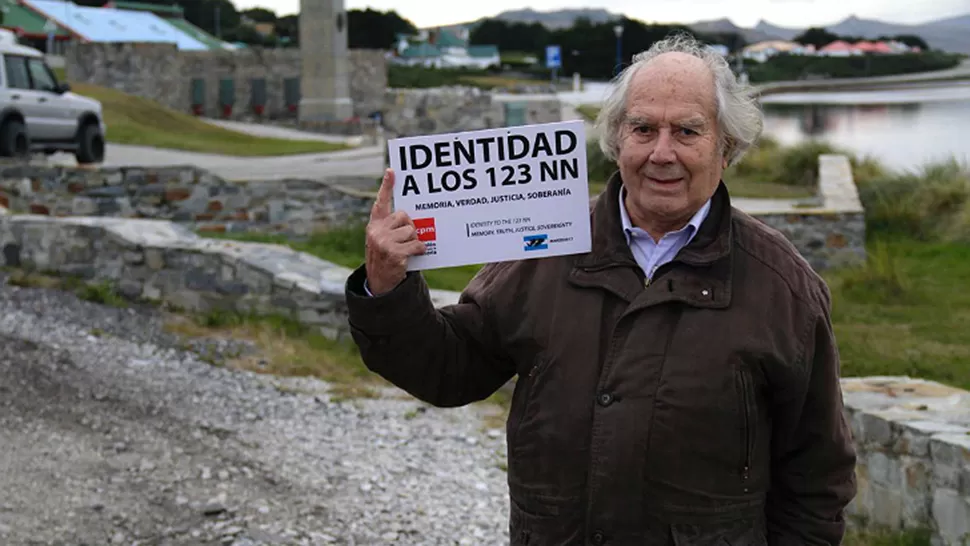 Adolfo Pérez Esquivel, durante su visita a las Islas Malvinas, en donde reclamó por la identidad de los 123 NN. FOTO TOMADA DE PERFIL.COM