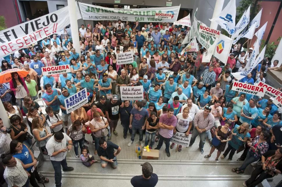 VIRGEN DE LA MERCED AL 100. Militantes peronistas escuchan los discursos de sus referentes en el hall del PJ. la gaceta / foto de adrián lugones