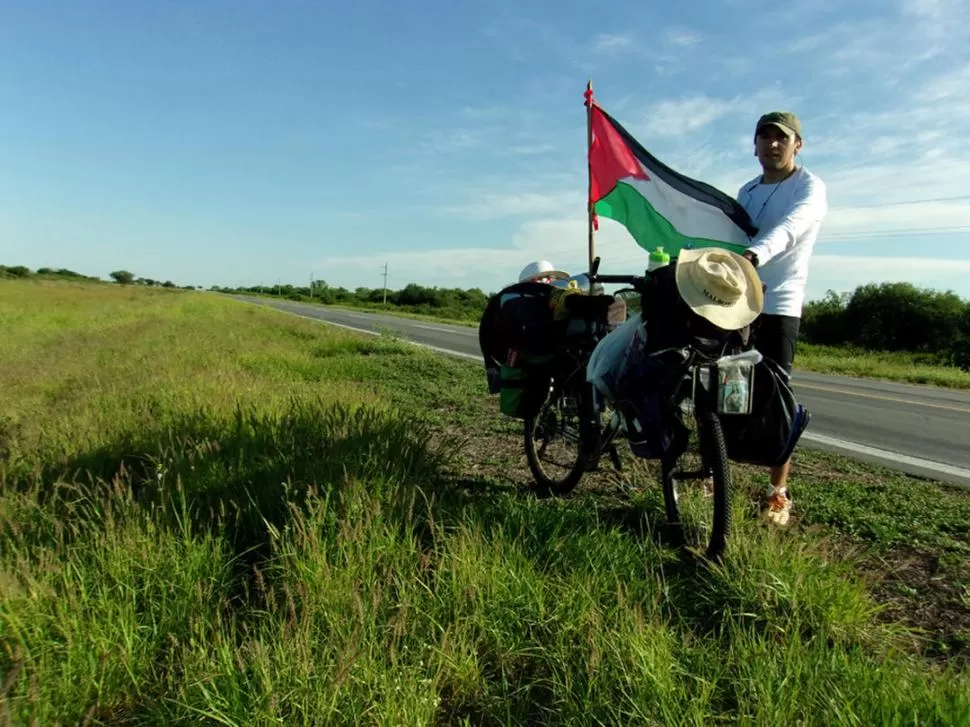 EN MEDIO DEL CAMINO. Balborín, la bicicleta y la bandera palestina. 