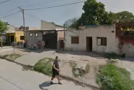 Recibió un balazo mientras barría la vereda; está grave