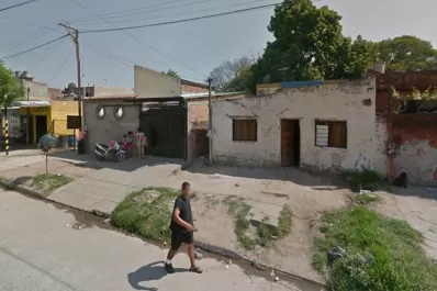 Recibió un balazo mientras barría la vereda; está grave