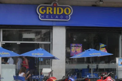 Con un arma de juguete quiso robar una heladería