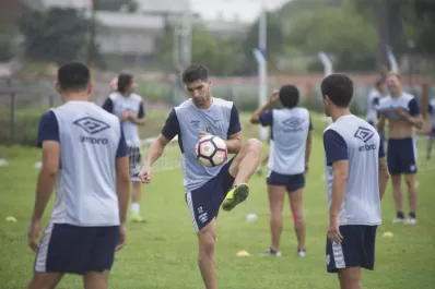 Lavallén vuelve a cambiar medio equipo