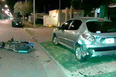 Iba en moto, quiso esquivar un perro, chocó contra un auto estacionado y murió