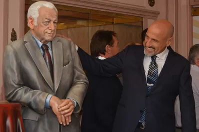 Gerardo Sofovich ya tiene su estatua en un teatro de la avenida Corrientes