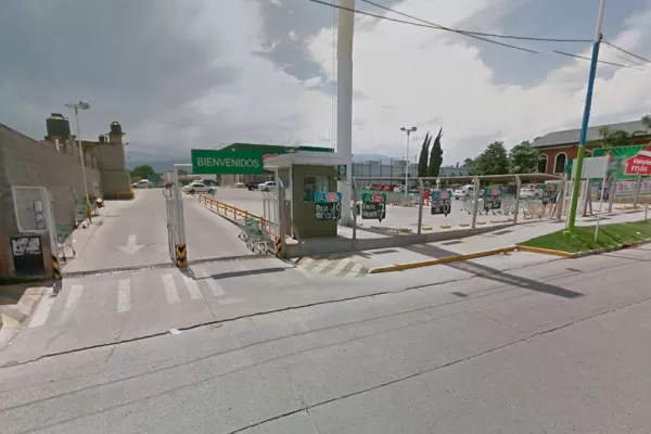 Le pegó una trompada y le mordió el brazo a una mujer policía