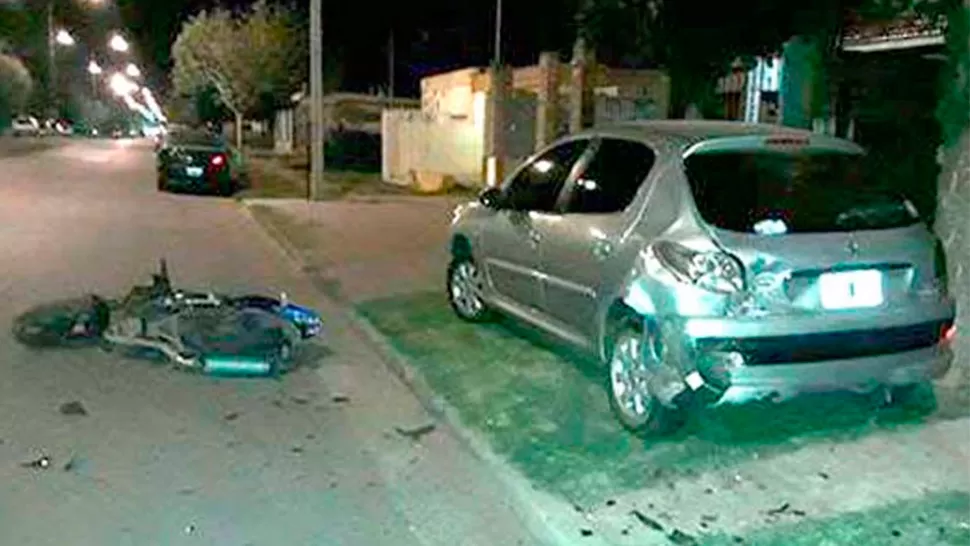 FUERTE IMPACTO. El joven chocó con un auto estacionado. FOTO TOMADA LAVERDADONLINE.COM
