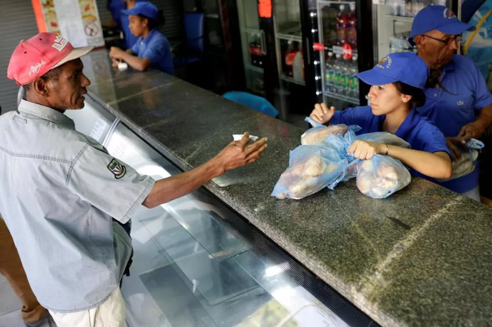 RACIONAMIENTO. Los venezolanos solo pueden comprar una cantidad limitada de pan y a un precio fijo. Reuters