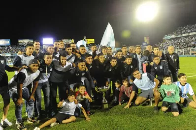 El equipo liguista de Atlético, campeón del Anual, recibió el trofeo