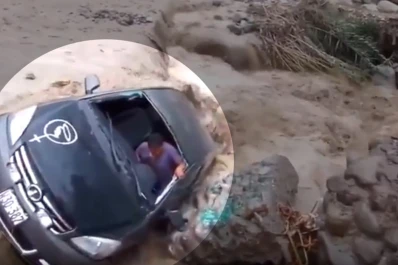 Video: intentó cruzar un alud y su auto fue arrastrado por el barro