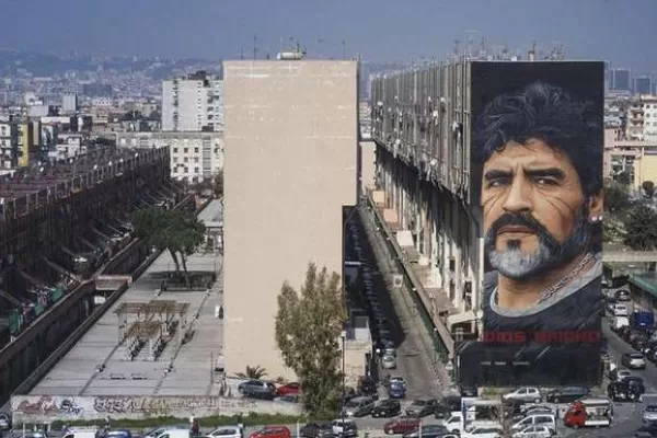 En Nápoles, pintaron un edificio con la cara de Maradona