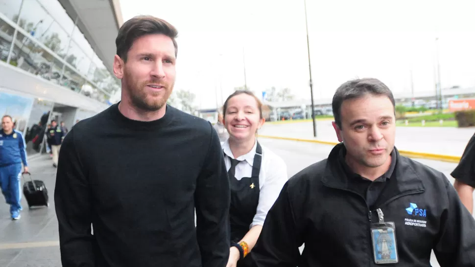 DESDE LA PISTA. Messi abandonó el aeropuerto sin mantener contacto con la prensa. ARCHIVO