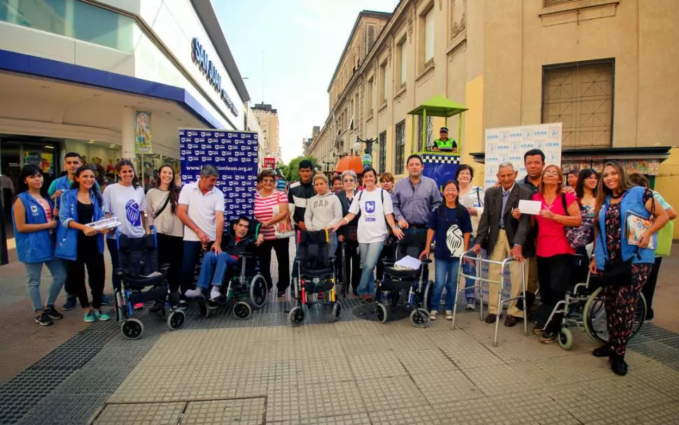 ENTREGA. Los beneficiarios reciben sillas de rueda y elementos ortopédicos.  Prensa Fundación León.-